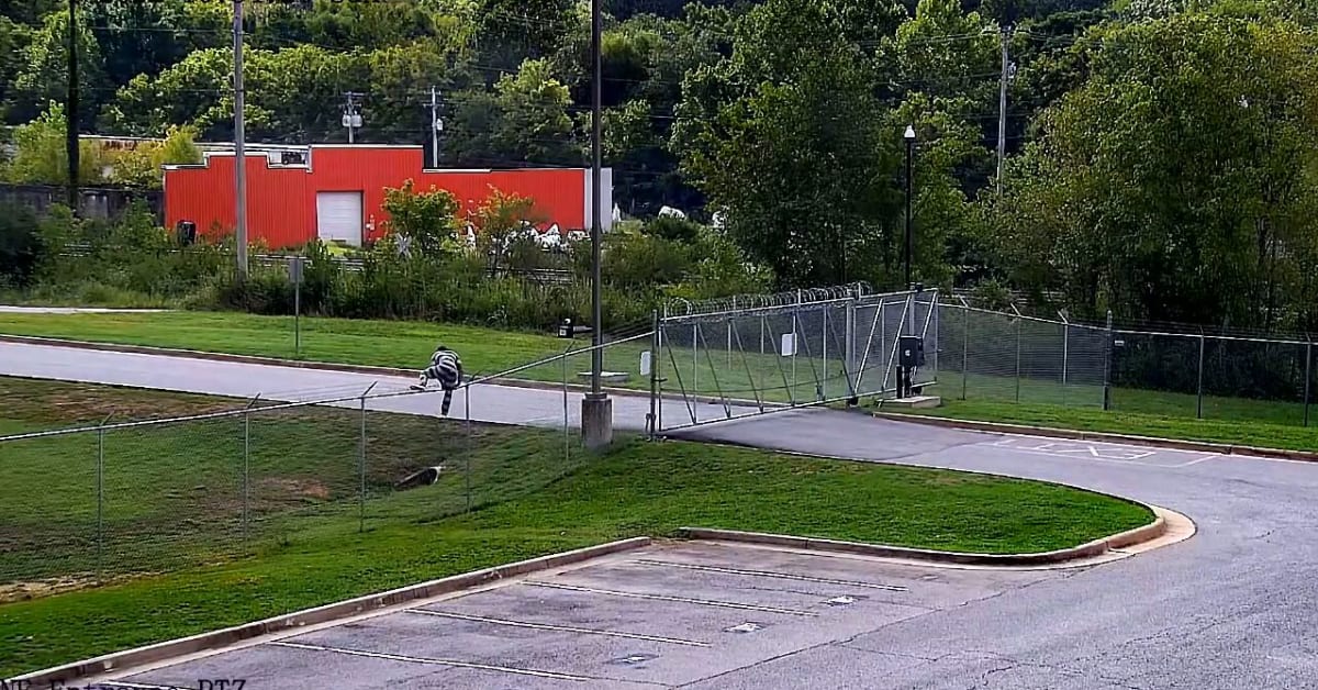 Video Inmate Escapes From Prison Jumps Barb Wire Fence Charlotte Alerts