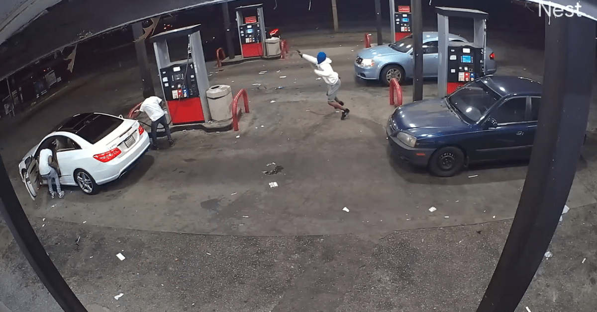 VIDEO: GHETTO GAS STATION AK-47 SHOOT OUT - Charlotte Alerts