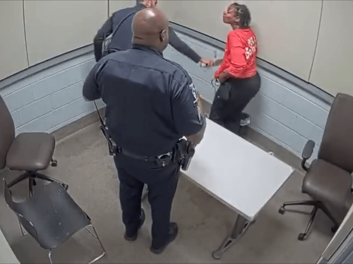 VIDEO: WOMAN STRIPS NAKED AT POLICE STATION AFTER WRONGFUL ARREST, COPS PUT  KNEE ON HER NECK - Charlotte Alerts