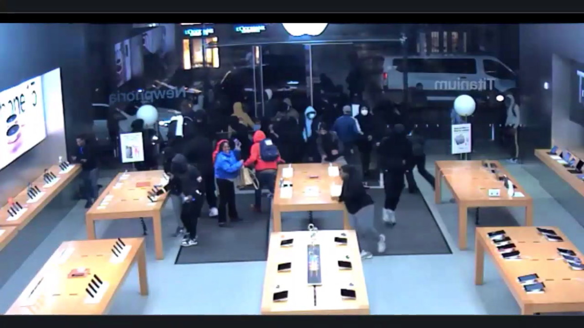 $16,000 Worth of iPhones Stolen from Charlotte Apple Store in Apparent  Inside Job - MacRumors